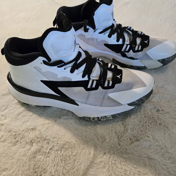 Jordan Athletic Shoes Black and White - Picture 4 of 5